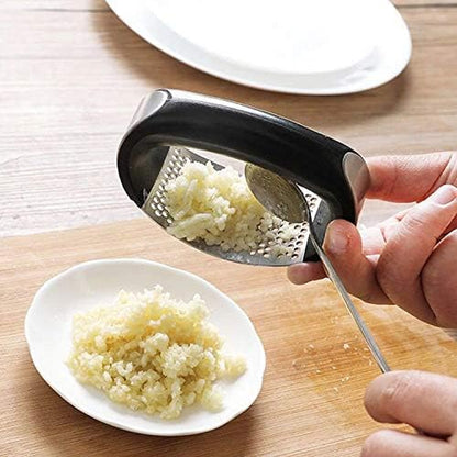 Garlic Press Rocker, Stainless Steel Garlic Mincer Crusher Professional Kitchen Gadgets Garlic Chopper with Ergonomic Handle Silicone Tube Peeler and Cleaning Brush Tool